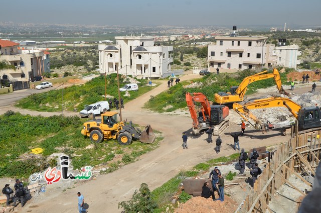 فيديو: قوات كبيرة ومُدججة بالدبابات والصواريخ تهدم اساسات بيت الشيخ غازي عيسى بحجة البناء في ارض المنهال ...